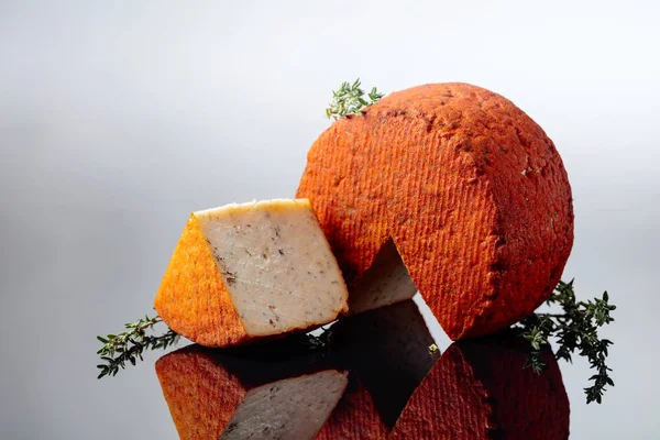タイムとコショウ赤ペコリーノ羊の乳のチーズ 南イタリアで作られる伝統的な羊のチーズ — ストック写真
