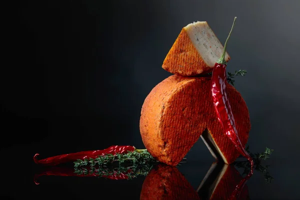 タイムと唐辛子の赤ペコリーノ羊の乳のチーズ 南イタリアで作られる伝統的な羊のチーズ — ストック写真