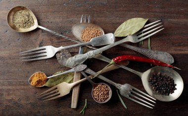 Tahta masada çeşitli otlar ve baharatlar var. Üst görünüm.