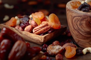 Çeşitli kurutulmuş meyve ve fındık eski ahşap bir masa üzerinde. Seçici odak.