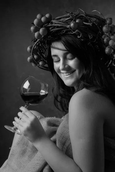 Uzun Dalgalı Saç Mükemmel Makyaj Güzel Kız Kırmızı Elinde Şarap — Stok fotoğraf