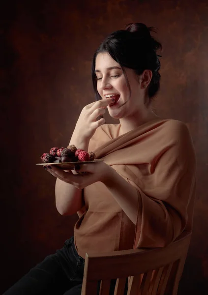 Portret Van Een Jong Mooi Meisje Met Chocolade Snoep — Stockfoto