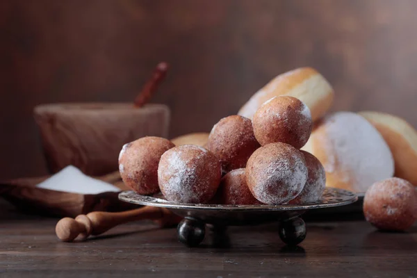 Donuts Sucrés Poudre Sucre Sur Une Vieille Table Bois — Photo