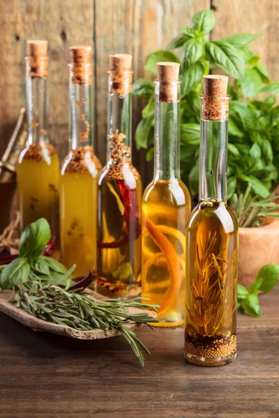 Huile Olive Avec Différentes Épices Herbes Sur Une Vieille Table — Photo
