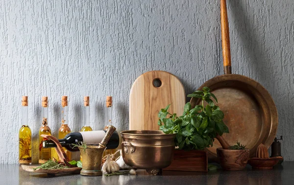 バジルとオリーブ オイルのボトルとビンテージのキッチン用品 さまざまなスパイスとハーブ オリーブ オイル 健康的な有機食品 — ストック写真