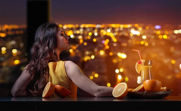 Joven Chica Hermosa Vestido Naranja Fondo Ciudad Noche Cóctel Tequila —  Fotos de Stock