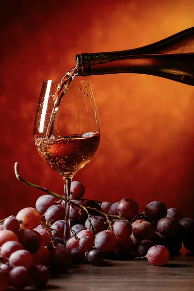 Glas Wein Das Aus Einer Flasche Ausgeschenkt Wird — Stockfoto