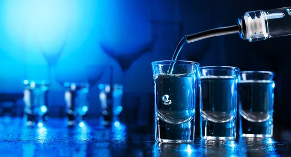 Wodka Gegoten Een Glas Verlicht Met Blauwe Achtergrondverlichting Kopieerruimte — Stockfoto