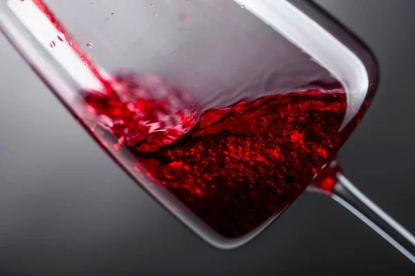 Vinho Tinto Sendo Derramado Copo Vinho — Fotografia de Stock