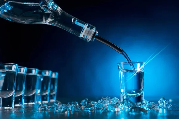 Wodka Ein Mit Blauem Hintergrundlicht Beleuchtetes Glas Gegossen Copy Space — Stockfoto