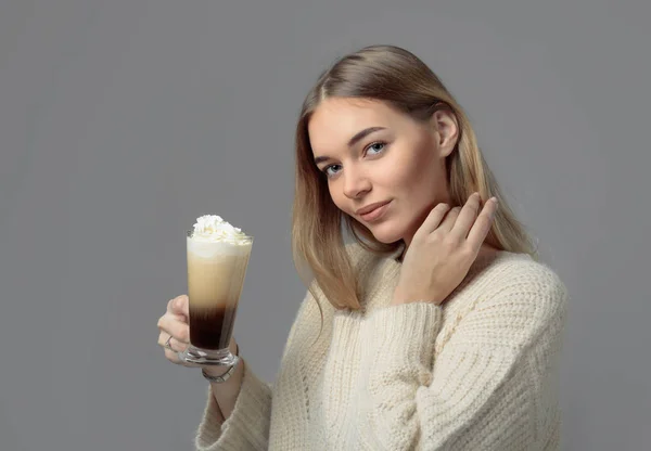 Привлекательная Молодая Женщина Ирландским Кофе Красивая Блондинка Свитере Кружкой Кофе — стоковое фото