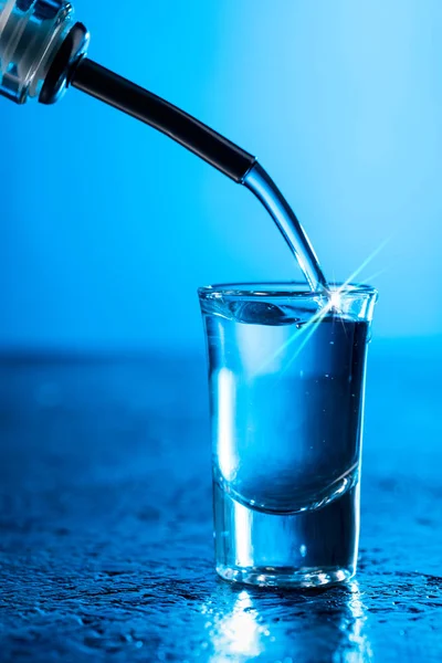 Vodka Vertido Vidrio Iluminado Con Luz Fondo Azul Copiar Espacio — Foto de Stock