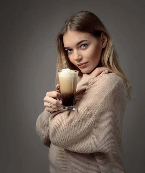 Привлекательная Молодая Женщина Ирландским Кофе Красивая Блондинка Свитере Держит Кружку — стоковое фото