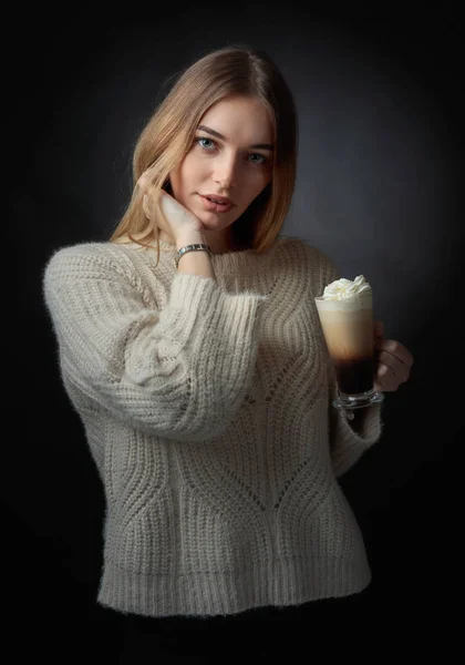 Attraktiv Ung Kvinna Med Irish Coffee Vacker Blondin Tröja Som — Stockfoto