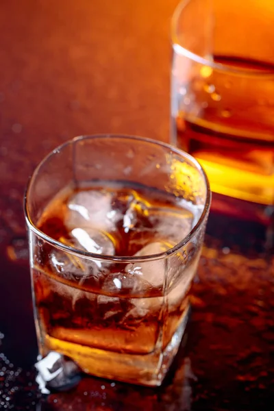 Glas Van Scotch Whisky Met Natuurlijke Ijs Tafel Staaf — Stockfoto