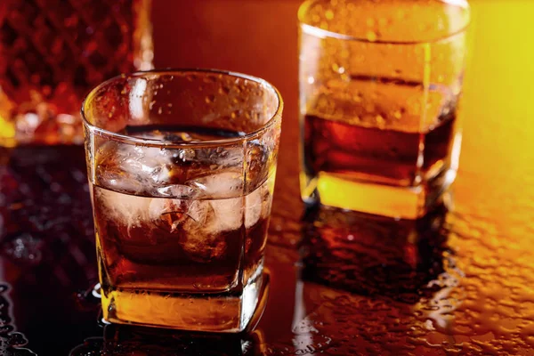 テーブルの上の天然の氷とスコッチ ウイスキーのガラスのバー — ストック写真
