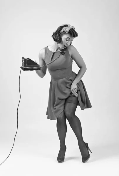 Krásná Brunetka Žena Pin Styl Mluvení Přes Vintage Telefon Atraktivní — Stock fotografie