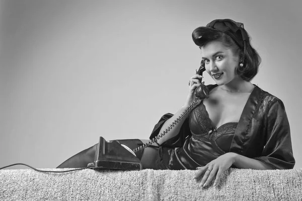 Брюнетка Стиле Pin Разговаривает Винтажному Телефону Привлекательная Молодая Женщина Стиле — стоковое фото