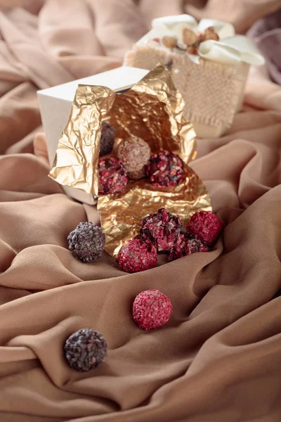 Vários Chocolates Uma Pequena Caixa Presente — Fotografia de Stock