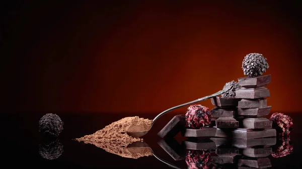 Schokoladenbonbons Zerbrochene Schokoladenstücke Und Löffel Mit Kakaopulver Auf Schwarzem Reflektierendem — Stockfoto