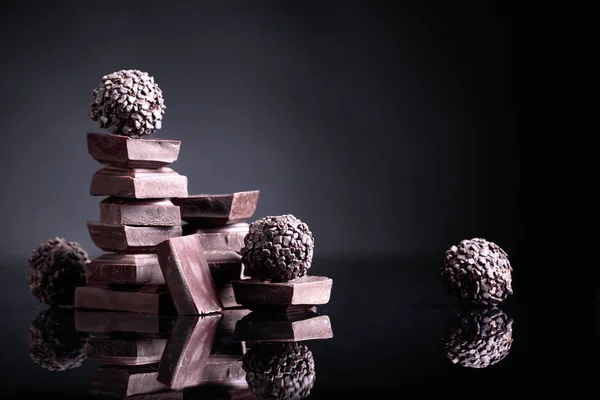 Bonbons Chocolat Avec Des Morceaux Chocolat Cassés Sur Fond Réfléchissant — Photo