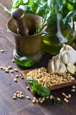 Zeytinyağı, sarımsak, Yeşil fesleğen ve çam fıstığı eski pirinç havan topu .