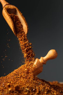 Küçük tahta kaşıklarla farklı Doğu baharat karışımı. Kopya alanı.