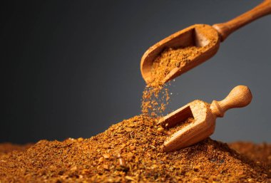 Küçük tahta kaşıklarla farklı Doğu baharat karışımı. Kopya alanı.