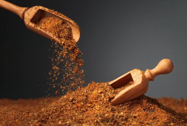 Küçük tahta kaşıklarla farklı Doğu baharat karışımı. Kopya alanı.