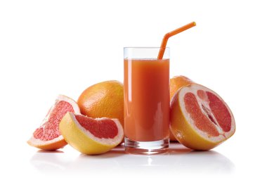 Bardak taze greyfurt suyu ve beyaz arka plan üzerinde izole kesme meyve.