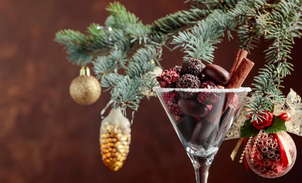 Sortimento Doces Chocolate Fino Cálice Decoração Natal Com Paus Canela — Fotografia de Stock