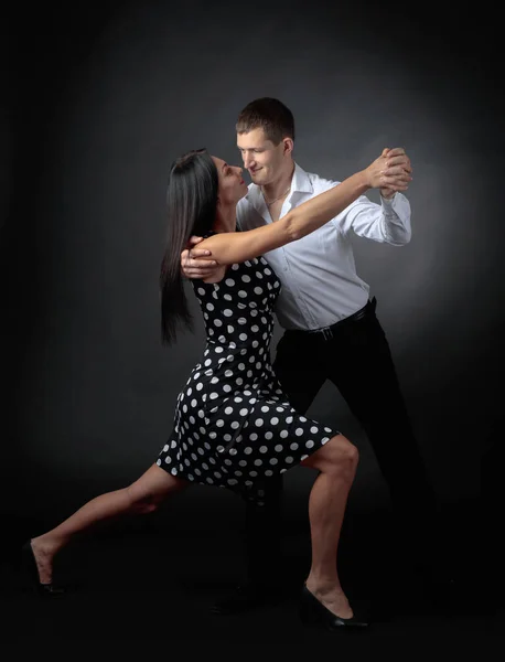 Νεαρή Όμορφη Γυναίκα Πουά Φόρεμα Και Άνθρωπος Λευκό Πουκάμισο Χορεύουν — Φωτογραφία Αρχείου