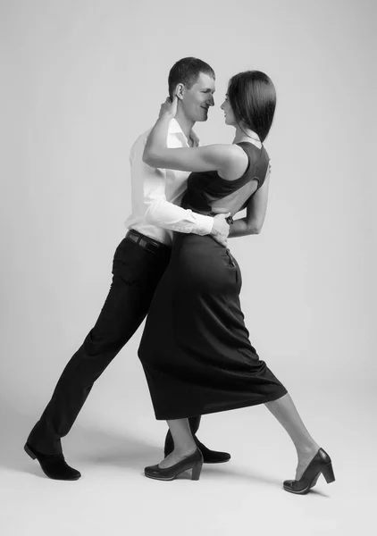 Mladá Krásná Žena Černých Šatech Muž Bílé Košili Tančí Tango — Stock fotografie