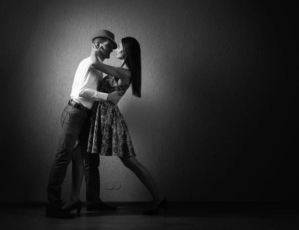 Jeune Belle Femme Robe Homme Chemise Blanche Dansant Tango Couple — Photo