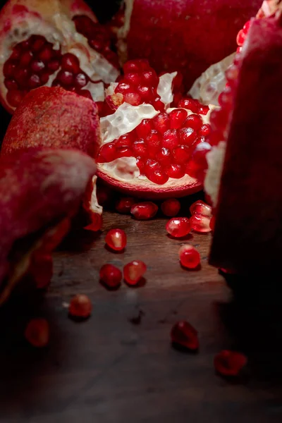 Mogen Granatäpple Ett Gammalt Träbord Selektivt Fokus — Stockfoto