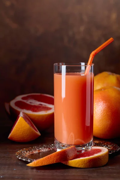Friss Grapefruit Juice Vágott Gyümölcsöt Régi Fából Készült Asztal Üveg — Stock Fotó