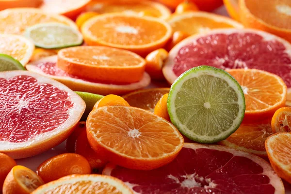 Zavřít Citrusové Plody Kousky Citronu Limetky Mandarinky Růžové Grapefruity Pomeranče — Stock fotografie