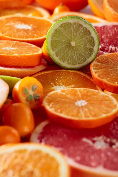 Sluiten Van Citrusvruchten Stukken Citroen Limoen Mandarijn Roze Grapefruit Sinaasappel — Stockfoto