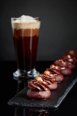  Fındık ve kahve siyah yansıtıcı zemin kremalı çikolata tatlı.