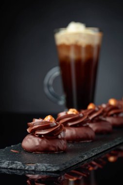  Fındık ve kahve siyah yansıtıcı zemin kremalı çikolata tatlı.