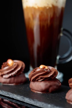  Fındık ve kahve siyah yansıtıcı zemin kremalı çikolata tatlı.