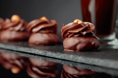  Fındık ve kahve siyah yansıtıcı zemin kremalı çikolata tatlı.