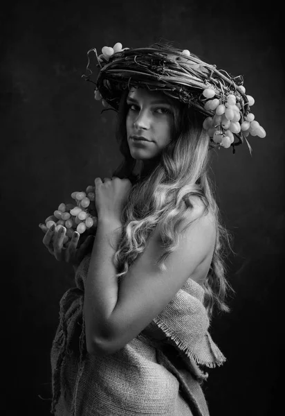 Young Beautiful Woman Grapes Vine Wreath Grapes Head Beautiful Girl — Stock Photo, Image