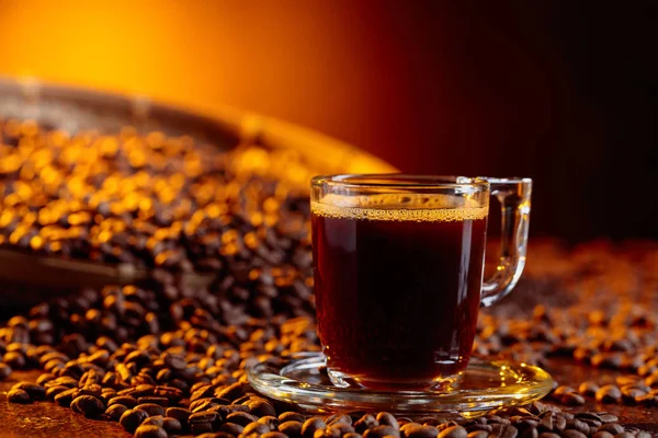 黒いテーブルの上のコーヒー豆でエスプレッソ コーヒー カップ — ストック写真