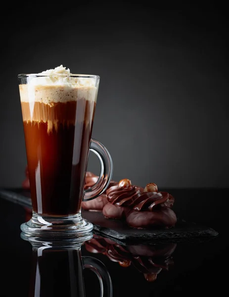 Chokladdessert Med Hasselnöt Och Kaffe Med Grädde Svart Reflekterande Bakgrund — Stockfoto