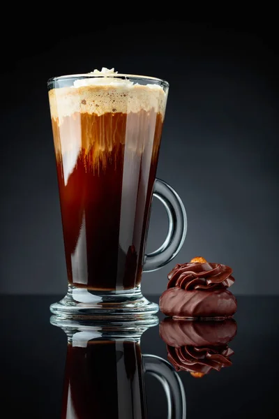 Chokladdessert Med Hasselnöt Och Kaffe Med Grädde Svart Reflekterande Bakgrund — Stockfoto