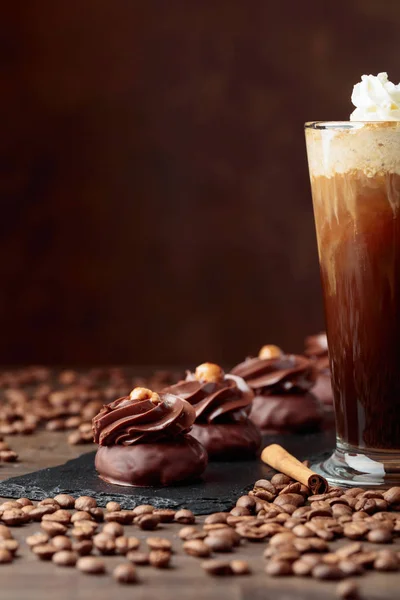 Postre Chocolate Con Avellana Café Con Crema Una Mesa Madera — Foto de Stock