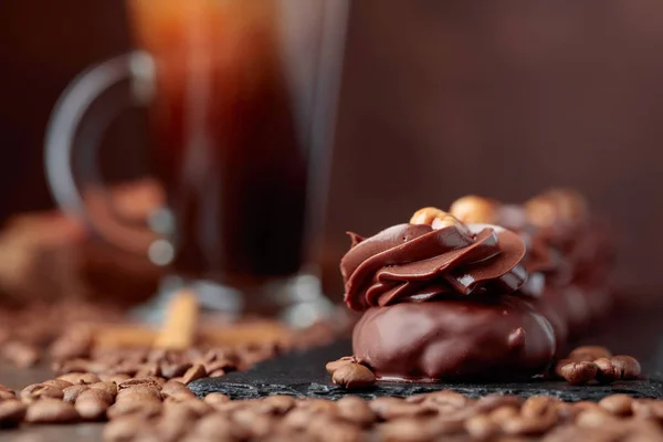 Sobremesa Chocolate Com Avelã Café Com Creme Uma Mesa Madeira — Fotografia de Stock