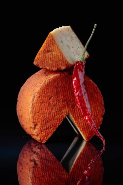 Kırmızı Pecorino koyun peyniri, baharat ve kırmızı biber ile. Güney İtalya'da üretilen geleneksel koyun peyniri.  