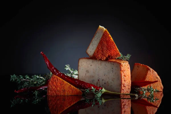 タイムと唐辛子の赤ペコリーノ羊の乳のチーズ 南イタリア産 Spises と伝統的な羊のチーズします — ストック写真